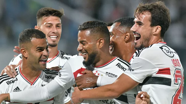 Flamengo fecha a contratação do lateral-direito Maurício Isla na Espanha -  Flamengo - Extra Online