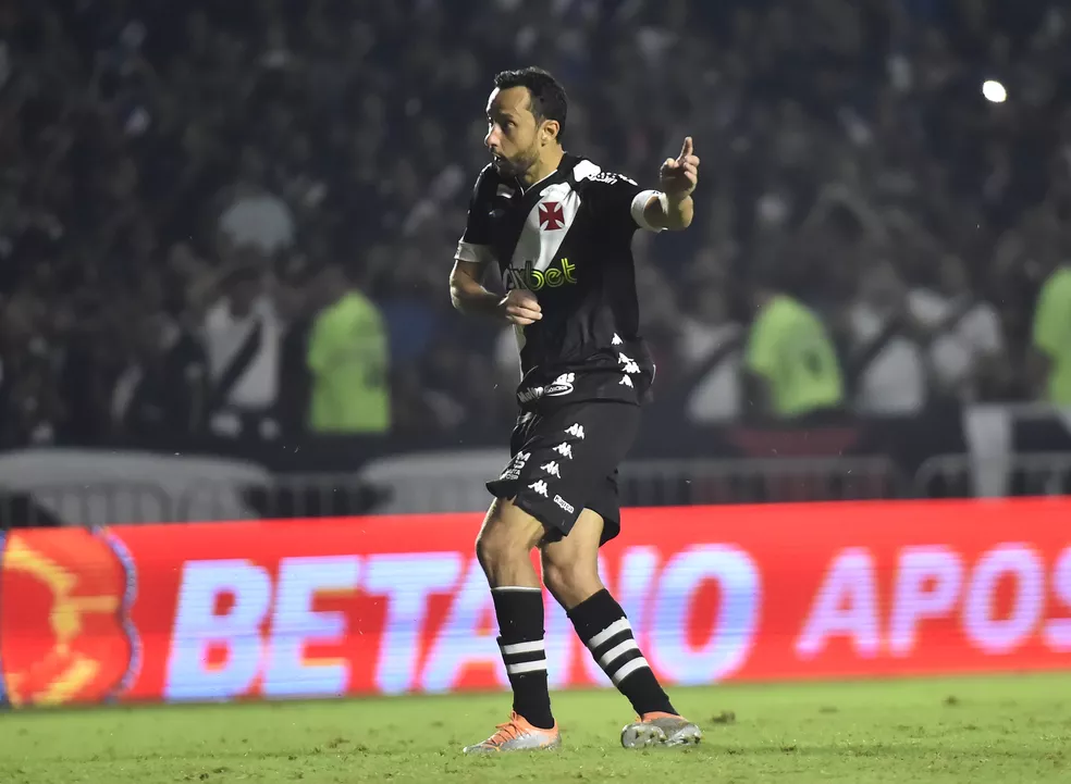 Sai zica! Com direito a 'lei do ex' e gol de pênalti, Vila Nova derrota o  Botafogo-SP e volta a sonhar com uma vaga no G4