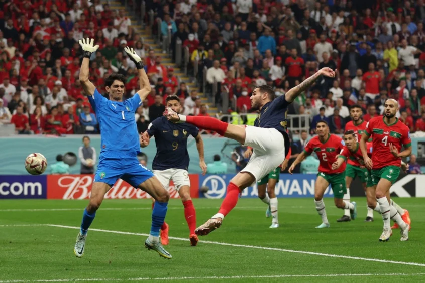 Rafael Leão de Portugal, comemora o seu gol com Raphael Guerreiro durante a  partida entre Portugal e Suíça, pelas oitavas de final da Copa do Mundo  FIFA Qatar 2022, no Estádio Lusail